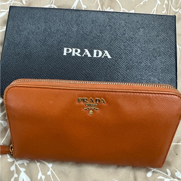 Prada orange long wallet with minor scuffs and tearing inside, in good condtion - Picture 2 of 11